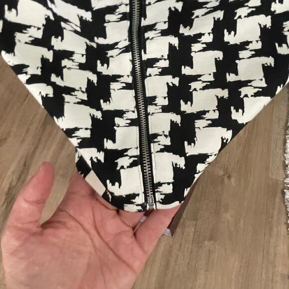 Express Size 8 Black White Bodycon Back Zipper Graphic Bold - Picture 6 of 8